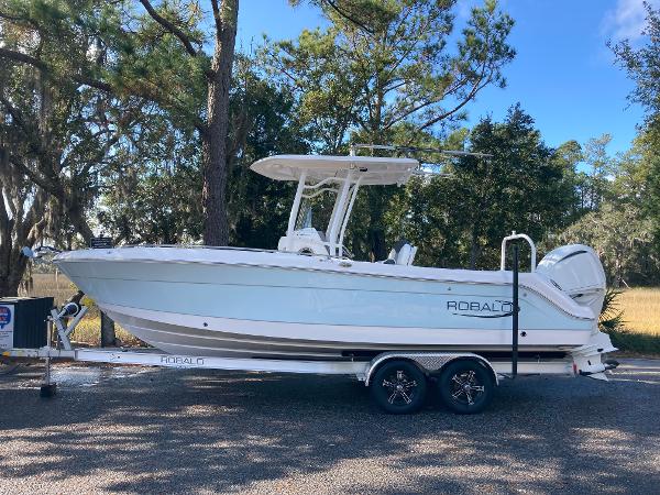 2022 Robalo R242 Center Console