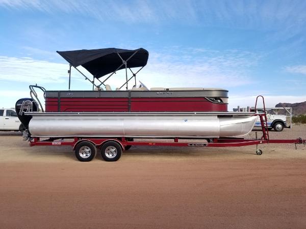 Crest III 250 SLR2 2017 Crest III 250 SLR2 pontoon boat on a trailer.