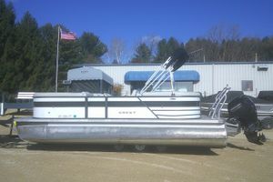 Crest Classic LX 220 SLC 2021 Crest Classic LX 220 SLC pontoon boat with Mercury outboard motor.