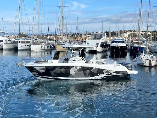 Jeanneau Cap Camarat 9.0 CC 2020 Jeanneau Cap Camarat 9.0 CC boat in a marina, surrounded by other vessels.
