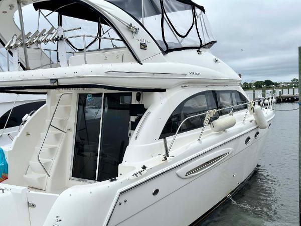 Meridian 411 Sedan 2007 Meridian 411 Sedan yacht docked at marina, featuring sleek design and spacious upper deck.