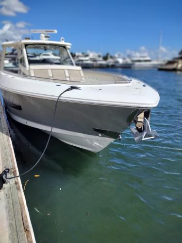 2018 Boston Whaler 420 Outrage