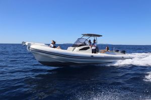 Capelli Tempest 1000 Open 2025 Capelli Tempest 1000 Open cruising on the ocean with passengers enjoying the ride.