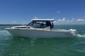 2022 Boston Whaler 325 Conquest