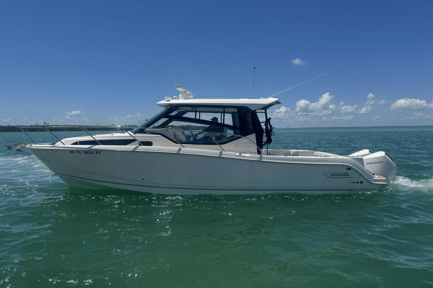 2022 Boston Whaler 325 Conquest