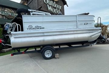 2026 Sun Tracker Party Barge 16 DLX