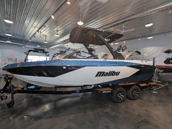 Malibu Wakesetter 23 LSV 2025 Malibu Wakesetter 23 LSV boat displayed in a showroom with sleek design.