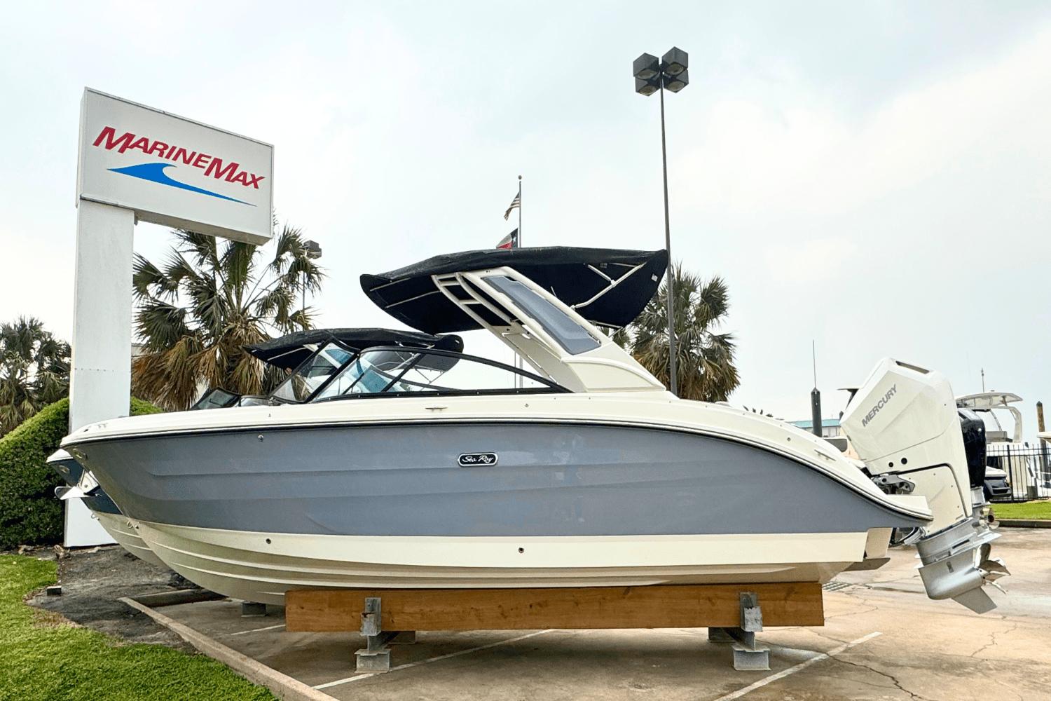 2025 Sea Ray SDX 270 Outboard