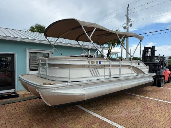 2023 Bennington 22LSB