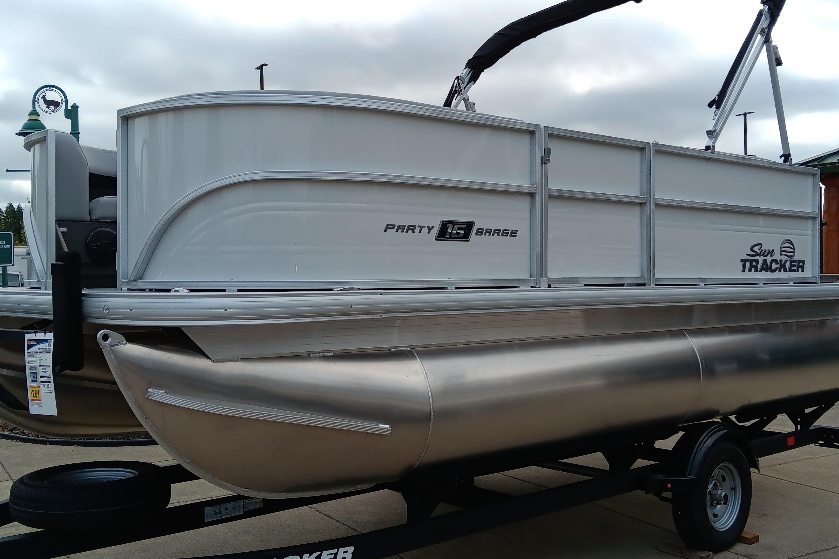 2026 Sun Tracker Party Barge 16 DLX