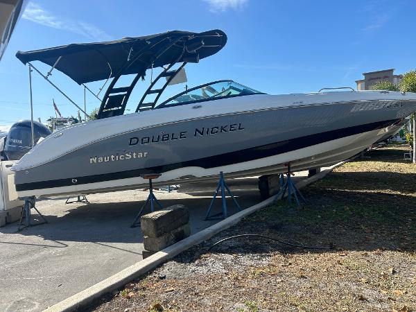 2021 NauticStar 243DC