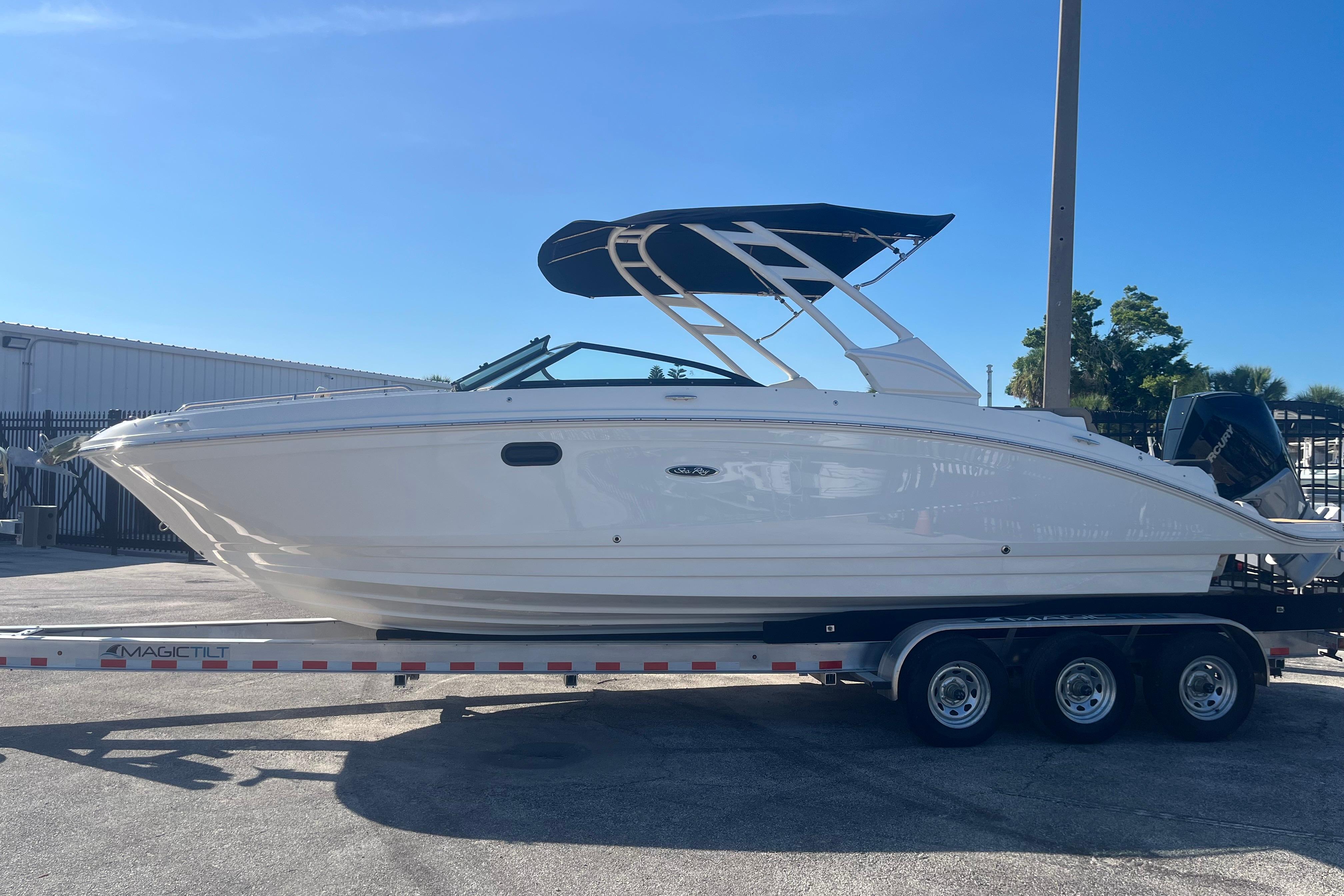 2024 Sea Ray SDX 270 Outboard