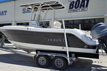 2017 Robalo R222 Center Console