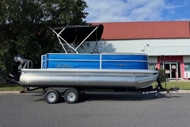 Sun Tracker Party Barge 20 DLX 2026 Sun Tracker Party Barge 20 DLX pontoon boat on trailer, parked outdoors.