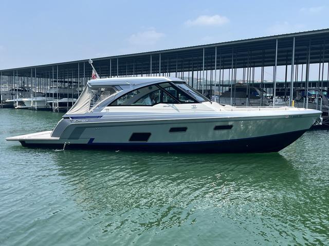 Formula 380 Super Sport Crossover 2022 Formula 380 Super Sport Crossover boat docked in marina.