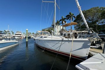 2005 Hunter 38