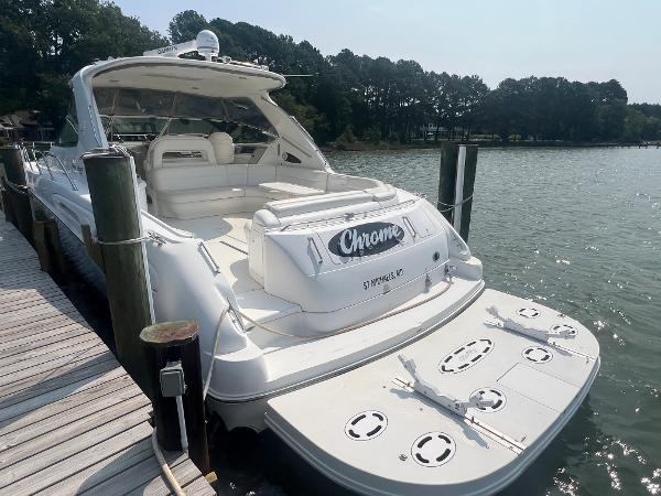 Sea Ray 540 Sundancer 2000 Sea Ray 540 Sundancer yacht docked at a marina.