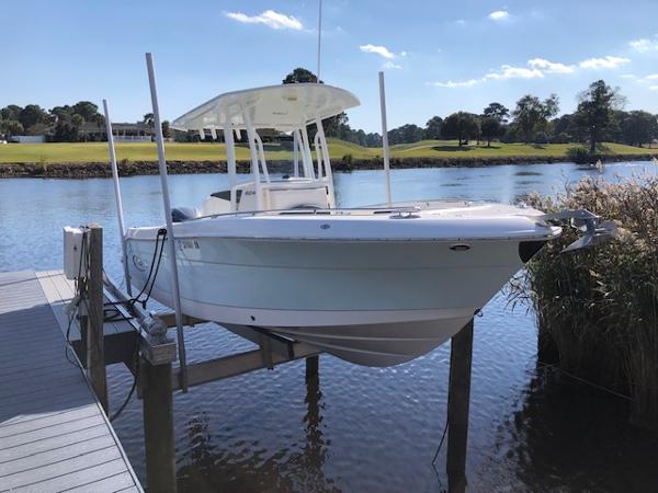 2020 Robalo R242 Center Console