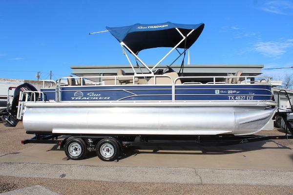 2017 Tracker PARTY BARGE® 22 DLX