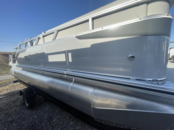 Tahoe STX CRUISE 2024 Tahoe STX CRUISE pontoon boat side view on trailer.
