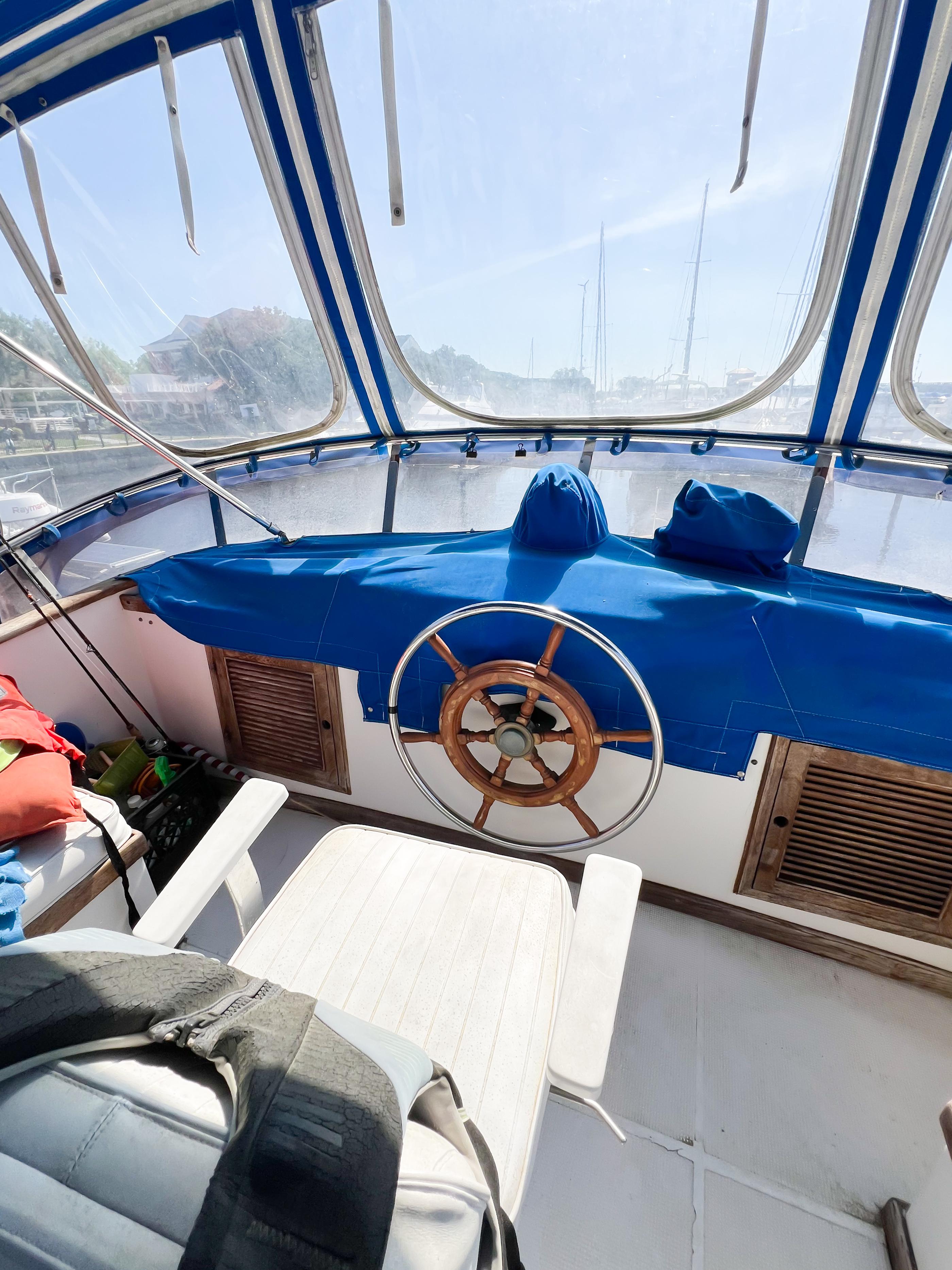 Albin 43 Sundeck 1987 Albin 43 Sundeck helm with blue cover and wooden wheel.