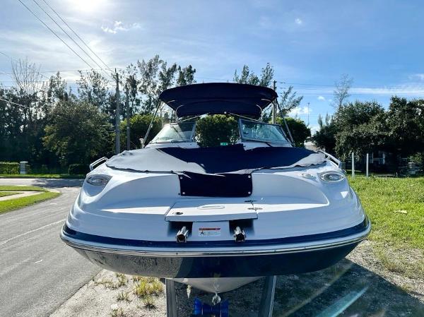 Four Winns 264 Funship 2005 Four Winns 264 Funship boat on trailer, parked outdoors under clear sky.