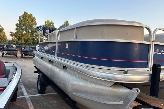2018 Sun Tracker Party Barge 18 DLX