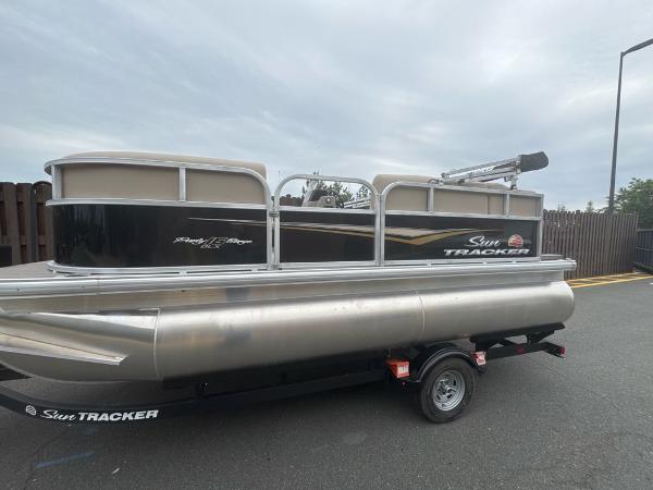 2025 Sun Tracker Party Barge 16 DLX