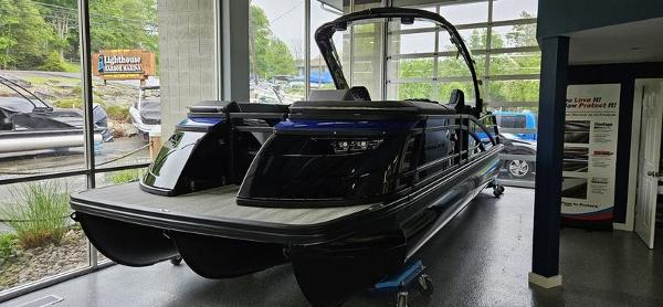 Bennington Q 25 QFBA 2025 Bennington Q 25 QFBA pontoon boat displayed in a showroom.