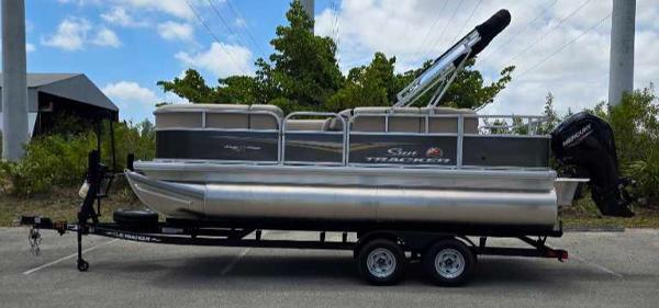 2025 Sun Tracker Party Barge 18 DLX