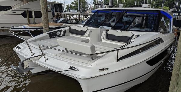 Aquila 36 Sport Aquila 36 Sport 2020 boat docked, featuring sleek design and comfortable seating.