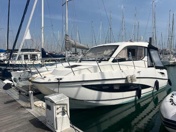 Quicksilver Activ 855 Weekend 2016 Quicksilver Activ 855 Weekend boat docked in a marina.