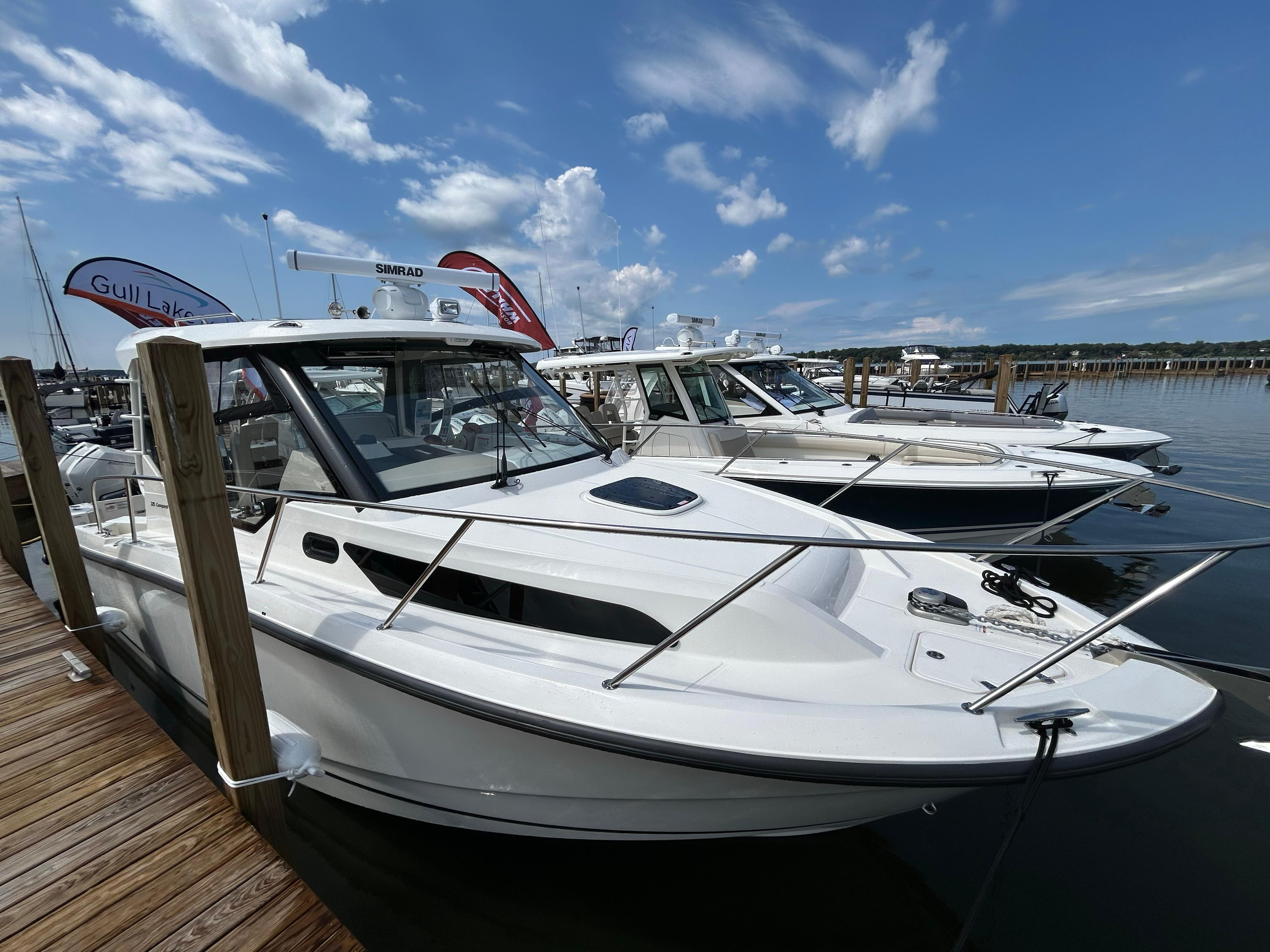 2024 Boston Whaler 325 Conquest