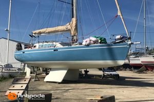 Universal Yachting 40 Blue Universal Yachting 40 sailboat from 2001 on dry dock, Antipode Yacht Brokerage.
