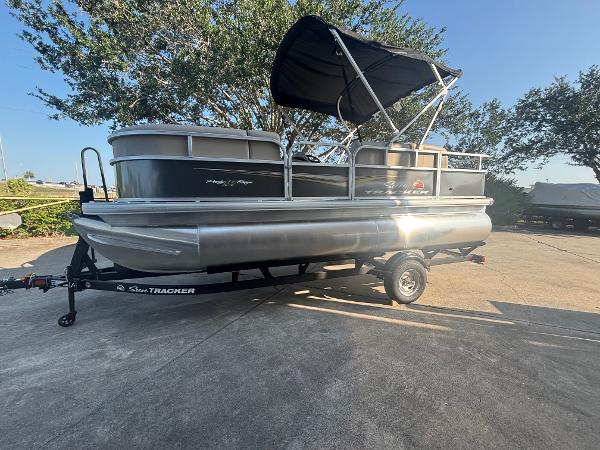 2025 Sun Tracker Party Barge 18 DLX