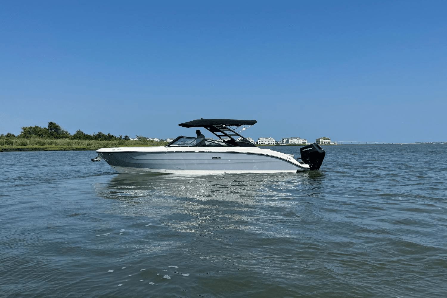 2025 Sea Ray SDX 270 Outboard