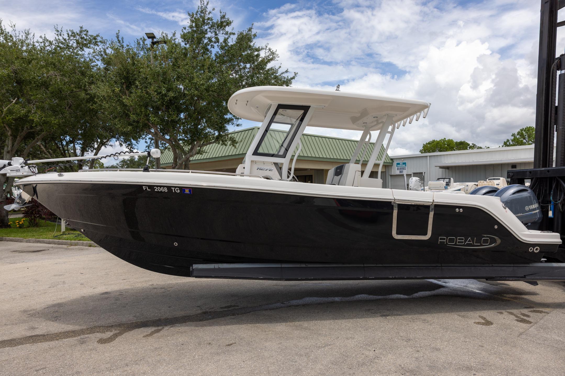 2022 Robalo R272 Center Console