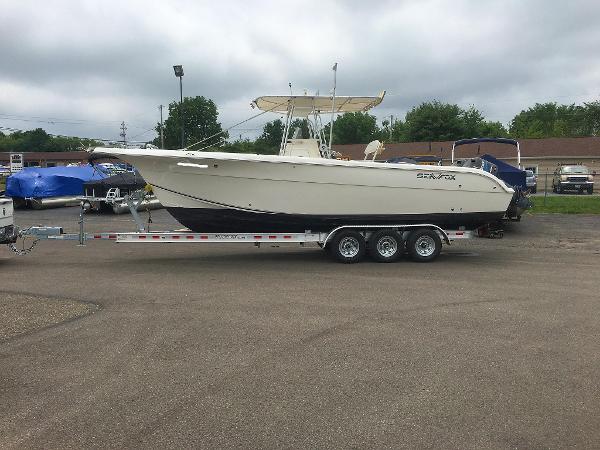 Sea Fox 287 Commander CC 2005 Sea Fox 287 Commander CC boat on trailer in parking lot.