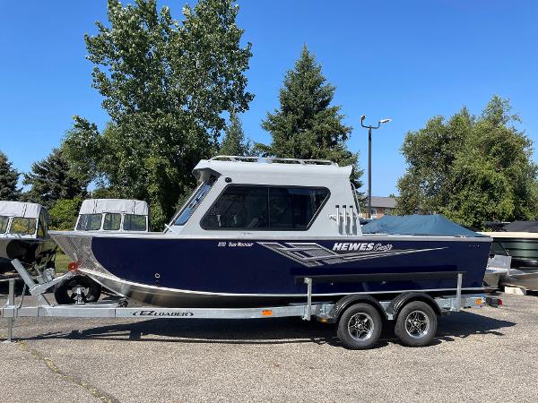 Hewescraft 210 Sea Runner ET HT 2025 Hewescraft 210 Sea Runner ET HT boat on trailer, parked outdoors.