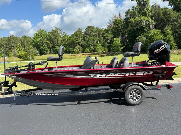 Tracker Pro Team 175 2025 Tracker Pro Team 175 boat on trailer, red color, parked outdoors.