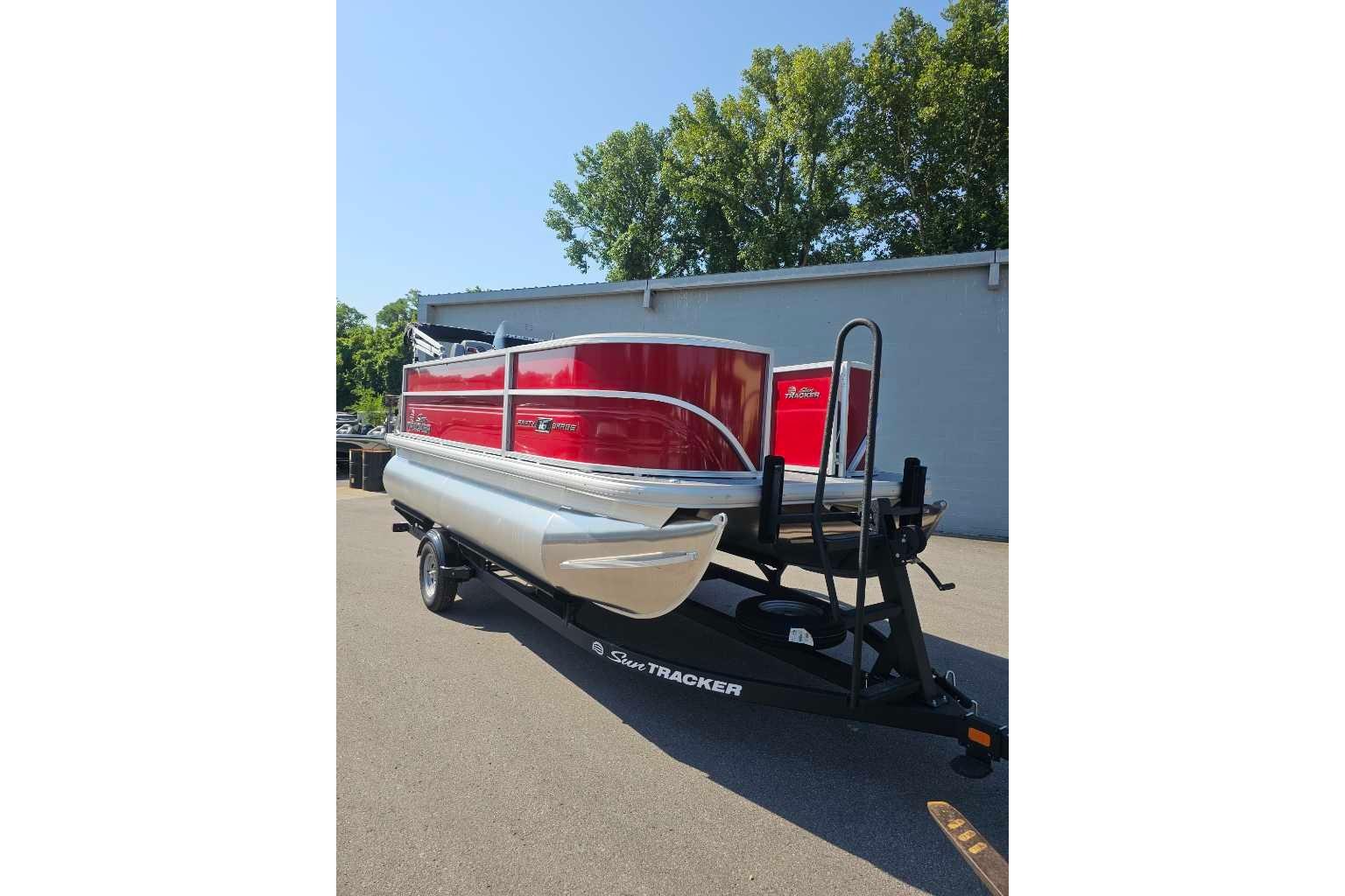 Sun Tracker Party Barge 16 DLX