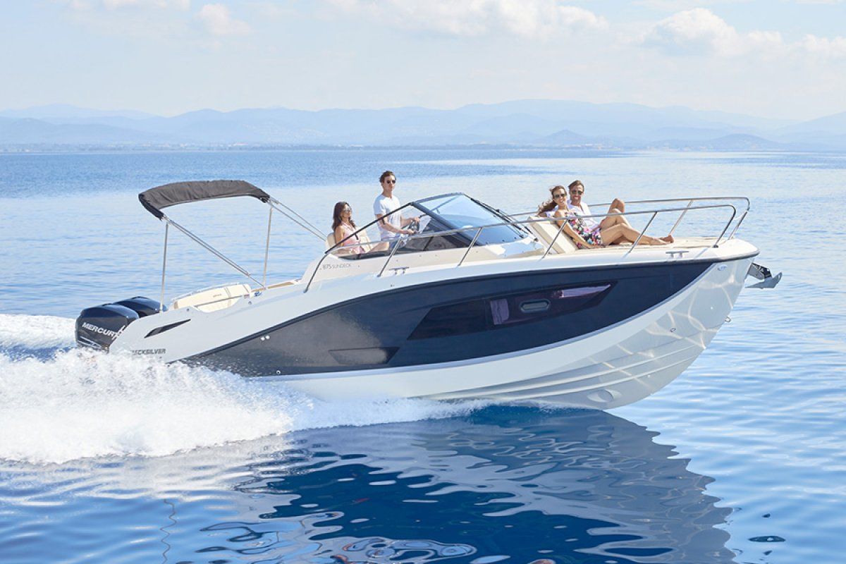 Quicksilver Activ 875 Sundeck