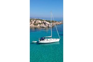 Beneteau Oceanis Clipper 473 2004 Beneteau Oceanis Clipper 473 sailboat anchored in clear turquoise waters.