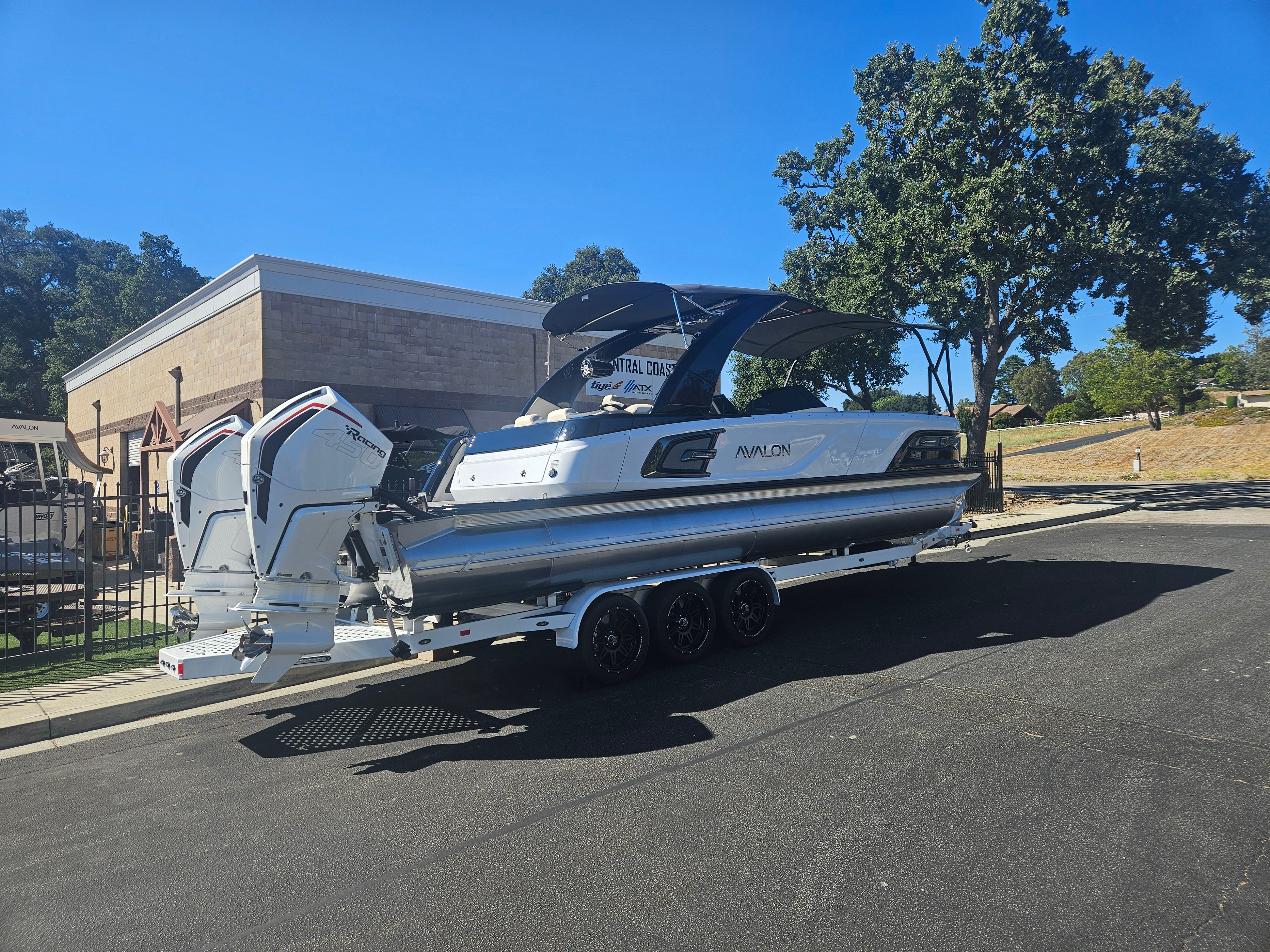 2025 Avalon Excalibur Elite Windshield 27FT