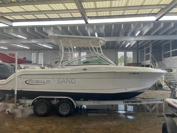 2021 Robalo R247 Dual Console