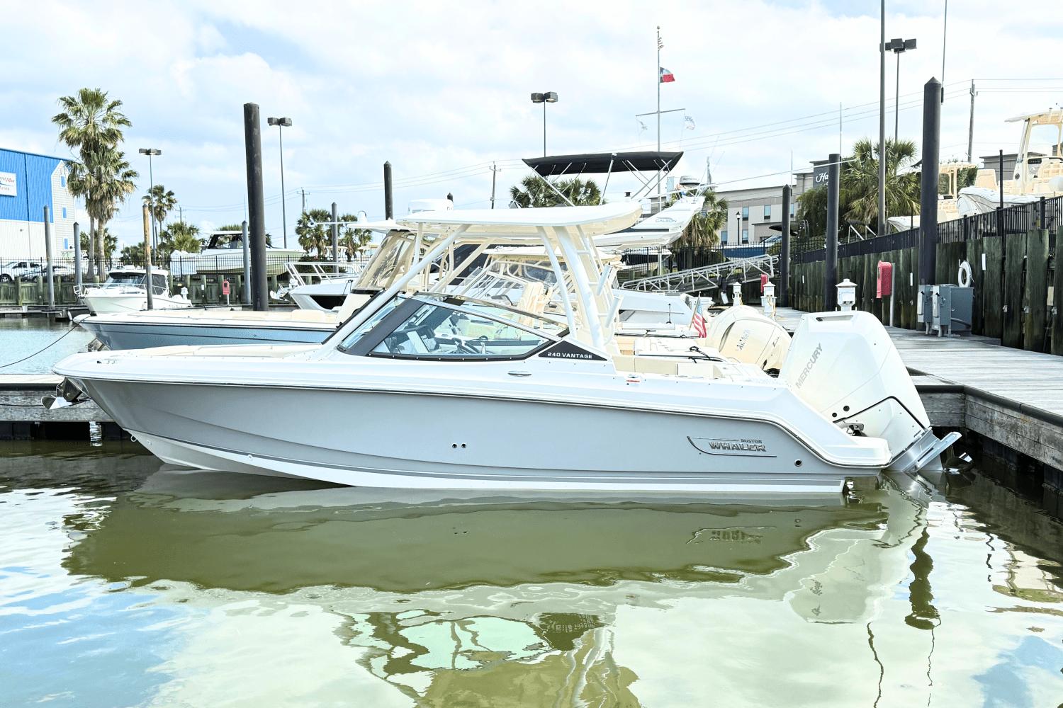 2025 Boston Whaler 240 Vantage