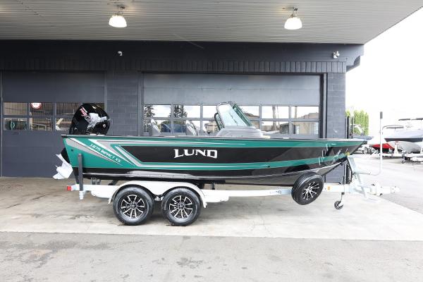 Lund 1875 Impact XS Sport 2025 Lund 1875 Impact XS Sport boat on trailer, parked in a garage.