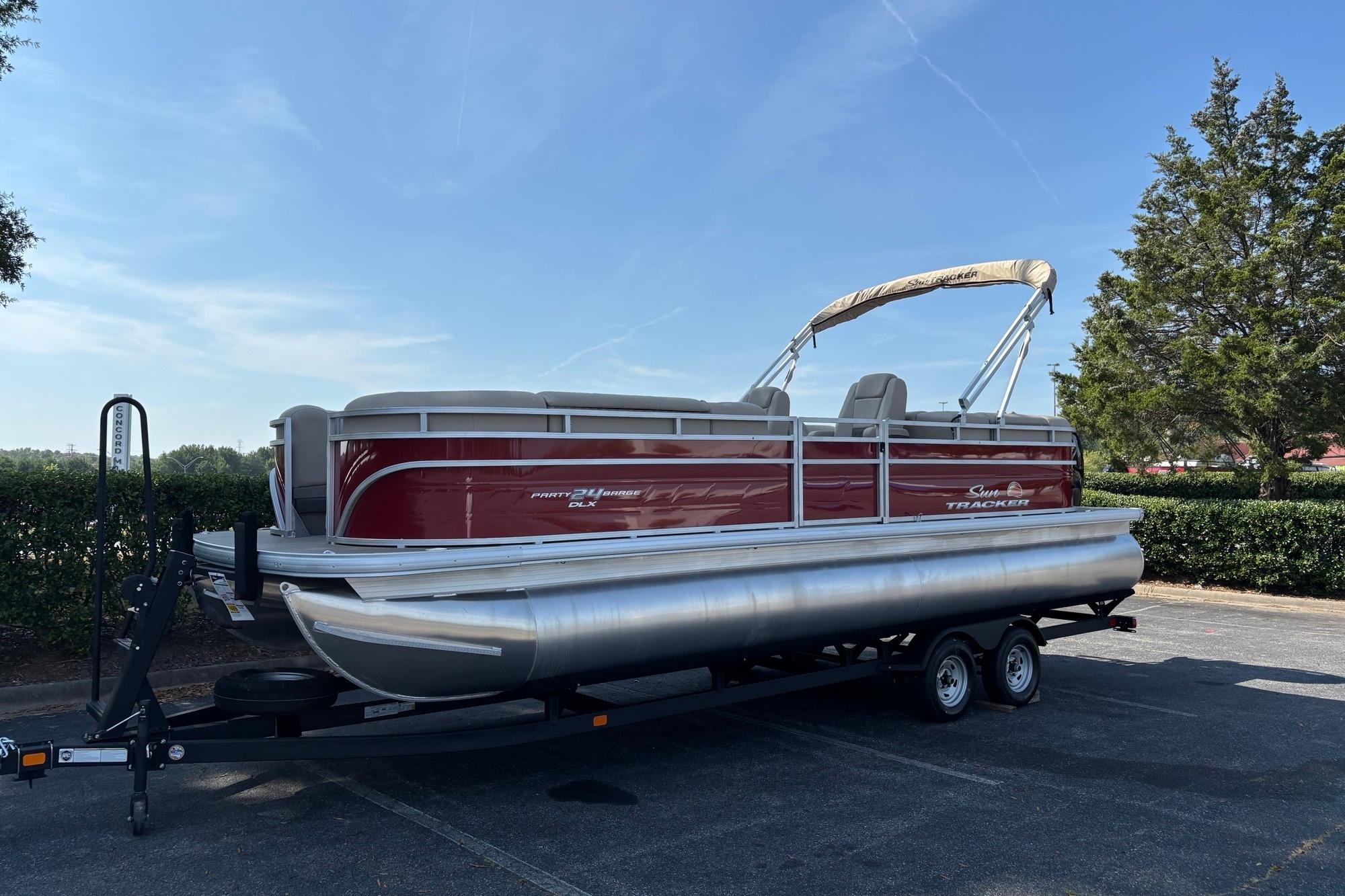 2025 Sun Tracker Party Barge 24 DLX