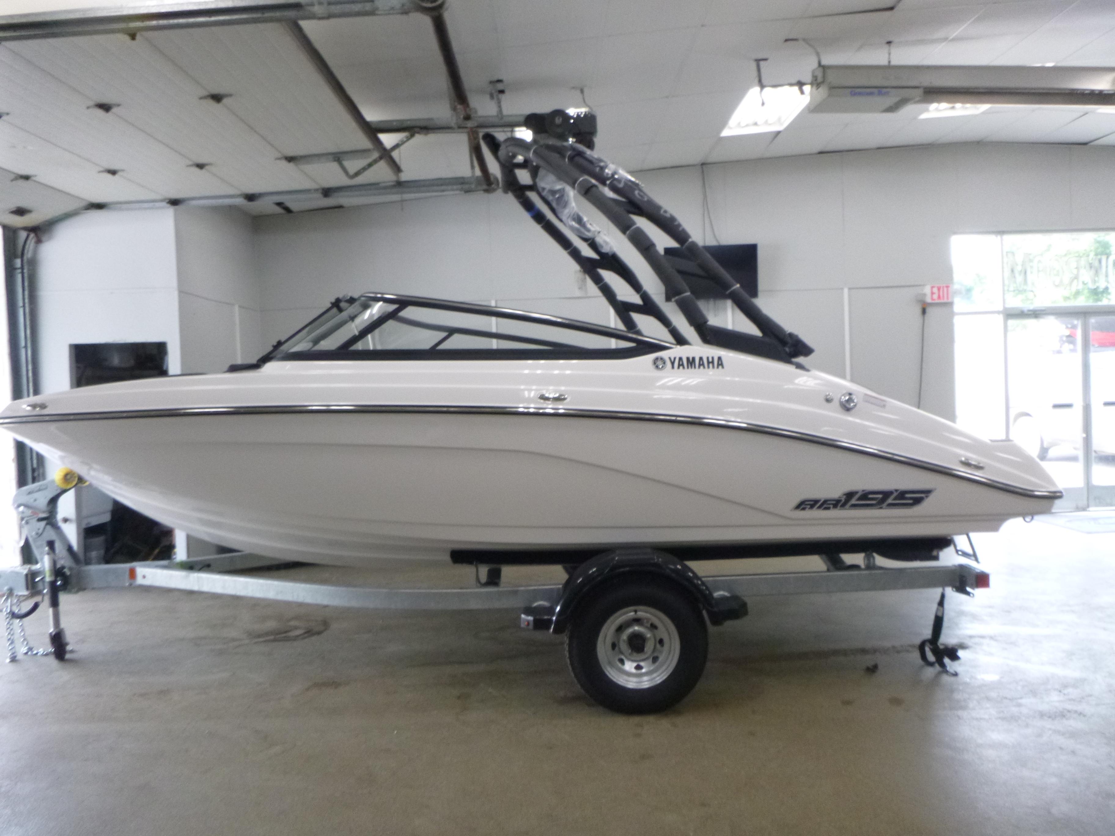 Yamaha Boats AR195 2025 Yamaha AR195 boat on trailer in indoor showroom.