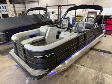 2026 Bentley Pontoons Elite 223 Swingback Tritoon